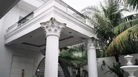  Intip 8 Potret Keseruan Bukber di Rumah Mewah Iis Dahlia, Dihadiri Inul Daratista dan Vega Darwanti!