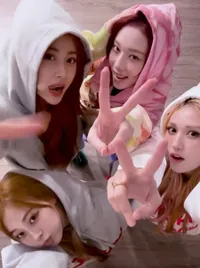 Intip 8 Potret Pertemanan Giselle, Winter aespa, Yunjin LE SSERAFIM dan Somi Seru-Seruan Sambil Bikin Dance Challenge Bareng!