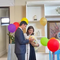 Intip Deretan Potret Zoe Jackson Saat Gendong Bayi, Disebut Netizen Sudah Cocok Banget Jadi Ibu