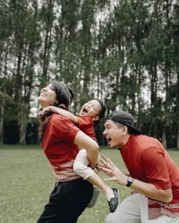Intip Keharmonisan Keluarga Ryan Delon Lewat Baju Couple, Seru!