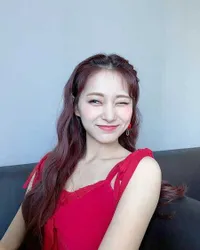 Intip Kumpulan Foto Selfie Cantik Tzuyu, Member TWICE yang Punya Dimple Menawan