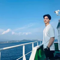 Intip Kumpulan Foto Song Kang Mengenakan Kaos Putih, Apa Sudah Terlihat Seperti Pacar Sendiri?