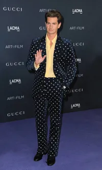 8 Potret Andrew Garfield Gandengan Tangan dengan Kate Tomas, Mengkonfirmasi Rumor Kencan?