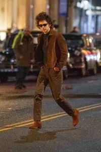 Intip Potret Timothee Chalamet Berubah Menjadi Bob Dylan di Lokasi Syuting A COMPLET UNKNOWN di New York
