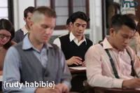 Intip Yuk Adegan di Film 'RUDY HABIBIE', Penuh Bintang Top!