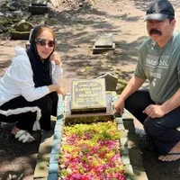 Inul Daratista Ziarah ke Makam Orang Tua, Teringat Pesan Sang Ayah Sebelum Meninggal Dunia