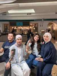 Irish Bella Ngopi Cantik Bareng Suami dan Anak Sambung, Quality Time Keluarga