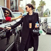 Iseng Banget, Pria Ini Edit Fotonya Bersama Keluarga Kardashian