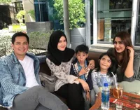 Istri & Mantan Akur, Potret Tommy Kurniawan Datang ke Pertandingan Basket Anak Sulung Bareng Lisya Nurrahmi dan Tania Nadira