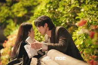 IU & Byeon Woo Seok Bahas Wall Kiss Scene di Drama Korea 'PERFECT CROWN'
