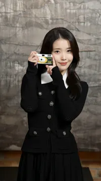 IU dan Byeon Woo Seok Pamer Hasil Foto Satu Sama Lain di Lokasi Syuting 'PERFECT CROWN'