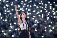 IU Dukung Fans yang Turun ke Jalan Tuntut Pemakzulan Presiden Korea Selatan, Bagi-bagi Makanan - Penghangat Tangan