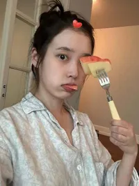 IU Selalu Percaya Diri Posting Tanpa Makeup, Bukti Cantik Alami 