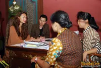 Indah Kalalo di Butik Anne Avantie