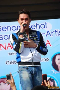 Indra L Bruggman Nyanyi di Stadion Senayan