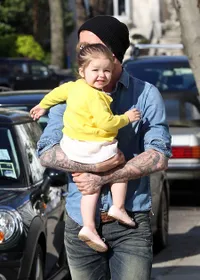 Inilah Busana Yang Bikin Harper Seven Beckham Bersinar