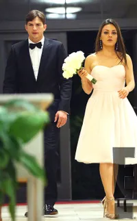 Inilah Penampilan Ashton Kutcher - Mila Kunis Saat Menikah