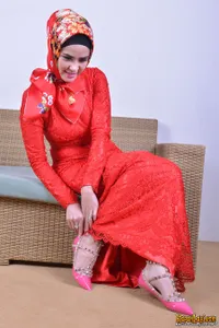 Intip Koleksi Sepatu Milik Angel Lelga - Unik dan Colorful