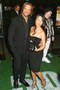 Istri Aktor Macho Josh Holloway Asli Wanita Indonesia - Yuk Intip