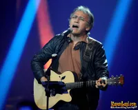 Iwan Fals di Konser Super Dahsyat - Mama Cake