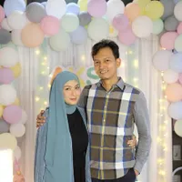 Jadi Aktor Spesialis Poligami, 8 Potret Kemesraan Fedi Nuril dan Istri yang Bikin Adem - Belum Jatuh Cinta Saat Ijab Kabul