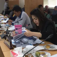 Jadi Anggota DPRD, Begini 8 Potret Tina Toon Bertugas: Blusukan - Tinjau Banjir Pakai Sandal Jepit
