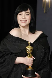 Jadi Artis Termuda yang Menangkan Dua Piala Academy Award, Berikut 8 Potret Billie Eilish - Cetak Rekor Terbaru dalam Sejarah Oscar
