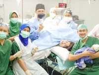 Dikaruniai Anak Pertama, 7 Potret Caesar Hito Momong Baby Graziella Bible - Hot Daddy Ganteng yang Kini Jadi Ayah Siaga