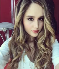 Jadi Bintang Video Klip, Cinta Laura Mesra Dengan Penyanyi Kece