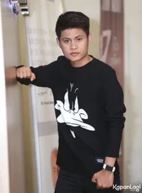 Jadi Brand Ambassador Kosmetik Internasional, Esal Pose Kece