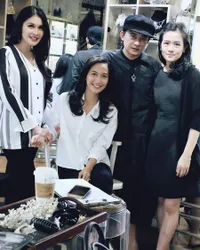 Jadi Bridesmaid, Sandra Dewi Jalani Photoshoot Nuansa Hitam Putih