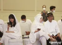 Jadi Bulan-Bulanan Netizen Sejak Latihan Vokal, Intip 10 Potret Penampilan Mayang dan Chika di Pengajian 40 Harian Vanessa Angel - Tak Kuasa Tahan Tangis di Atas Panggung