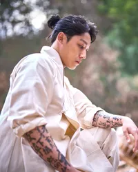 Jadi Dukun di Film Debut Bareng Kim Go Eun, Lee Do Hyun Muncul dengan Man Bun & Lengan Penuh Tato