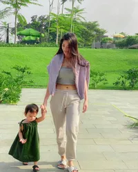 Jadi Hot Mom di Usia Muda, Ini 8 Potret Aska Ongi Mantan Istri Alif Alli Mengasuh Putrinya