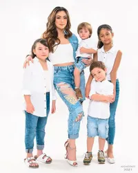 Jadi Ibu 4 Orang Anak, Ini 8 Potret Celine Evangelista yang Tetap Punya Body Singset dan Perut Rata