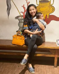 Jadi Ibu di Usia 40 Tahun, Ini 8 Potret Olivia Zalianty Momong Baby Hydro Tanpa Babysitter - Momen Pangku si Kecil Sambil Makan Soto Jadi Sorotan