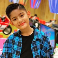 Jadi Idola Sejak Kecil, 9 Potret Terbaru King Faaz Anak Fairuz A Rafiq - Makin Ganteng Nggak Ada Obat