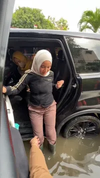 Jadi Istri Bupati Kendal, 11 Potret Chacha Frederica Blusukan ke Daerah Terdampak Banjir - Sempat tak Dikenali Warga