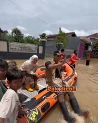 Jadi Istri Bupati, Potret Chacha Frederica Ikut Beri Bantuan Korban Banjir - Disebut Pak Bupati Mode Bucin