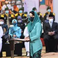 Jadi Istri Pejabat, 8 Potret OOTD Arumi Bachsin yang Selalu Tampil Menawan - Gayanya Anggun 