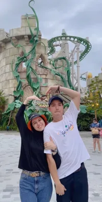 Jadi Keluarga Harmonis, 8 Potret Serunya Liburan Nycta Gina dan Kinos di Singapura - Nemenin Anak Ke Universal Studio