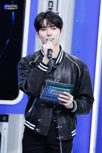 Jadi MC Acara Musik Korea, Ini Dia 8 Potret Keren Sung Hanbin ZEROBASEONE di M! Countdown