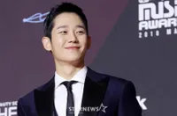 Jadi MC, Gantengnya Jung Hae In Berpose di Red Carpet 'MAMA 2018'