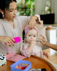 Jadi Model Busana Lebaran, 8 Potret Kamari Putri Jennifer Coppen Pakai Turban - Bayi Bule Gemas Bak Boneka 