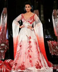 Jadi Model di Qatar, Aishwarya Rai Cantik Memesona Bersama Anak