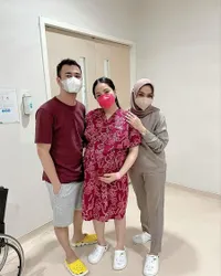 Jadi Nenek Siaga, 8 Potret Kompak Rieta Amilia dan Amy Qanita Dampingi Nagita Slavina Lahiran Anak Kedua - Excited Lihat Sang Cucu!
