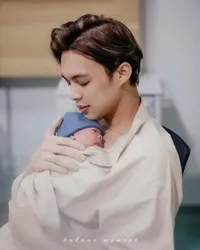 Jadi Papa Muda, Ini 9 Potret Rey Mbayang Momong Anak - Telaten Urus Bayi