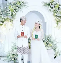Jadi Pertanyaan Besar, Via Vallen Umrah Bareng Suami Ketika Adiknya Menikah - Sepatah Kata Ucapan Pun Tak Nampak