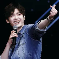 Jadi Salah Satu Aktor Dengan Senyum Paling Adem, Berikut Kumpulan Foto Lee Jong Suk Dengan Senyum Sumringah