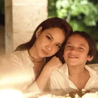 Jadi Single Parent, Ini Deretan Potret Manis Bunga Citra Lestari Bersama Sang Anak Noah Sinclair yang Semakin Dekat